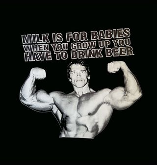 Obrázek 2 produktu Pánské tričko Arnold Schwarzenegger „Mlíko je pro děti, když vyrosteš musíš pít pivo“ (Velikost: XL)