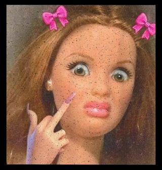 Obrázek 2 produktu Dámské tričko Znechucená Barbie s Prostředníčkem