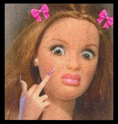 Obrázek produktu Pánské tričko Znechucená Barbie s Prostředníčkem