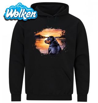 Mikina Rotvajler na Pláži při Západu Slunce.jpg