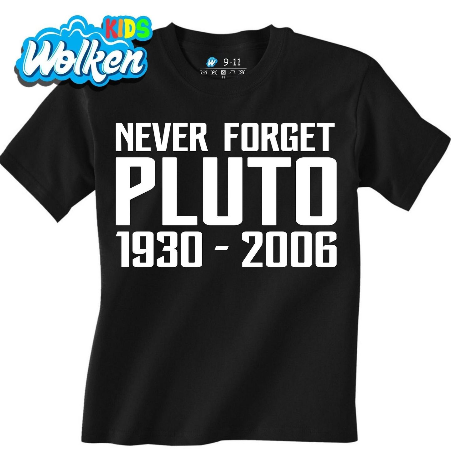 [cz] [produkt] [dětské tričko] [černá] [hlavní] Nikdy Nezapoměň na Pluto Never Forget Pluto 1930-2006.jpg